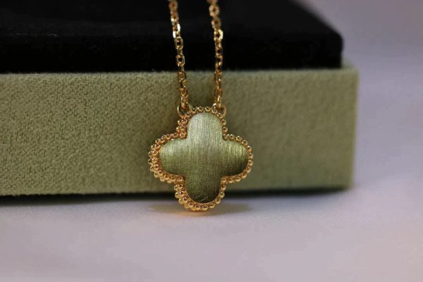 Clover Necklace Gold Diamond Carnelian