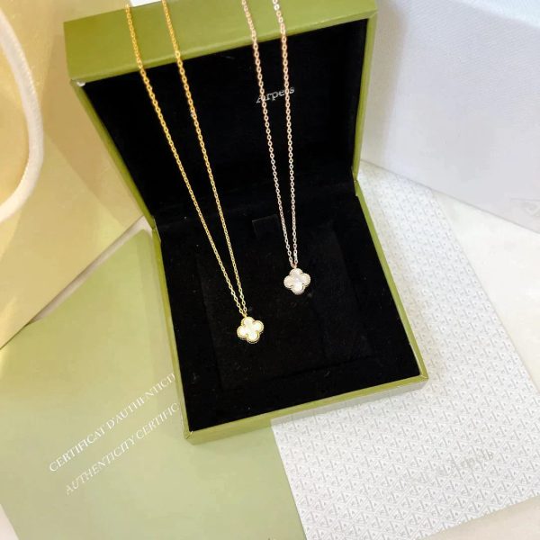 Clover Pendant Mini Mop Necklace