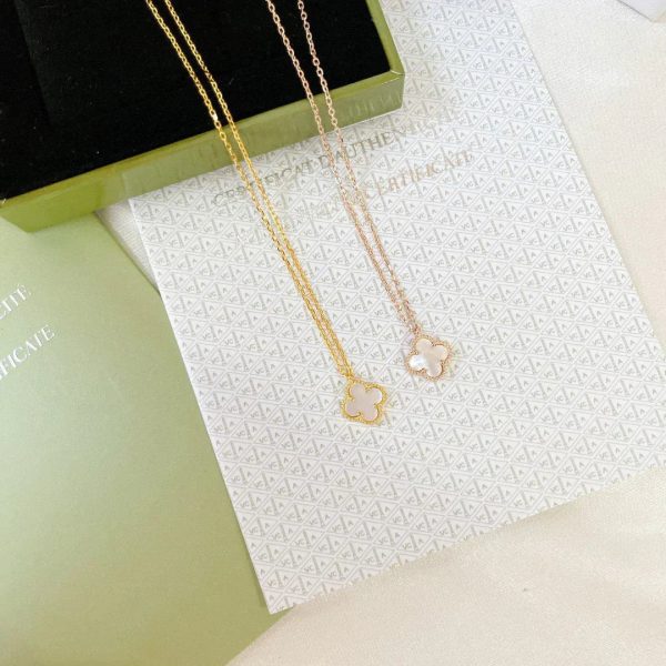 Clover Pendant Mini Mop Necklace