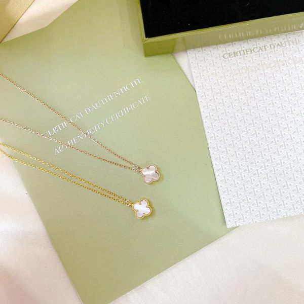 Clover Pendant Mini Mop Necklace