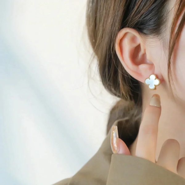 Clover Medium Gold Mop Stud Earrings