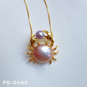 Handmade Crab Pendant Necklace with Natural Freshwater Pearl / Unique Nautical Jewelry / Ocean-Inspired Accessory / Perfect Sea Lover’s Gift