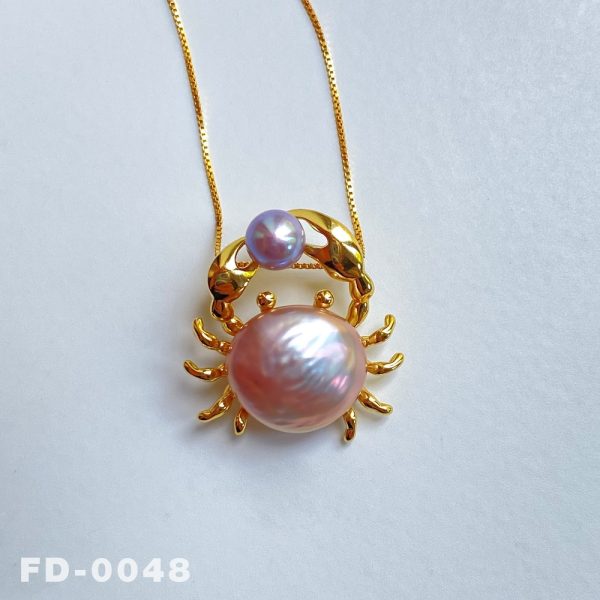 Handmade Crab Pendant Necklace with Natural Freshwater Pearl / Unique Nautical Jewelry / Ocean-Inspired Accessory / Perfect Sea Lover’s Gift