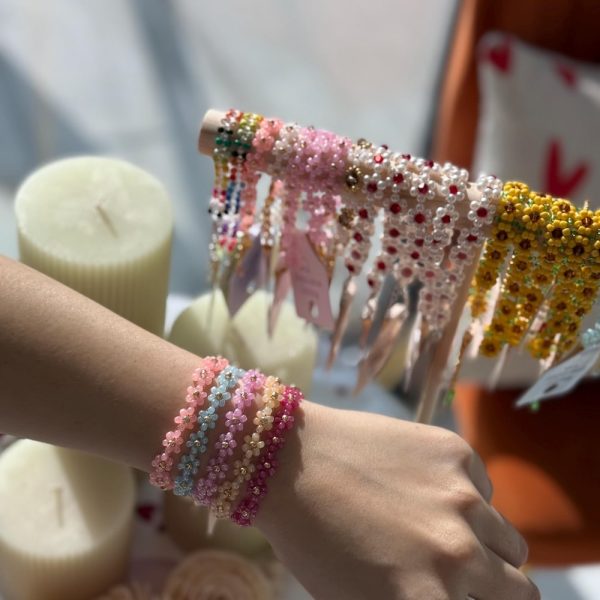 Handmade Beaded Flower Bracelet – Cute Daisy Bracelet – Pastel Aesthetic Jewelry – Boho Floral Accessories – Gift for Her