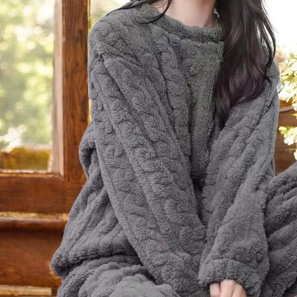 Autumn Women’s Velvet Pajama Set – Warm Ribbed Fleece Pullover & Pants, Cozy 2-Piece Loungewear. Perfect for Casual Comfort and Relaxation.