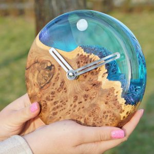 Unique Handmade Wooden Table Clock – Burled Elm & Epoxy Resin, Chameleon Edge, Silent Movement – Perfect Desk Gift for Him/Her, Wedding Gift